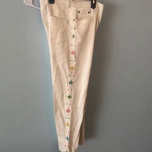 Woman’s white floral capris size 6